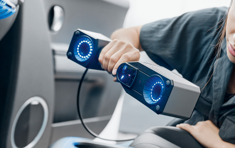 Mensch mit einem ZEISS T-SCAN hawk 2 in der Hand